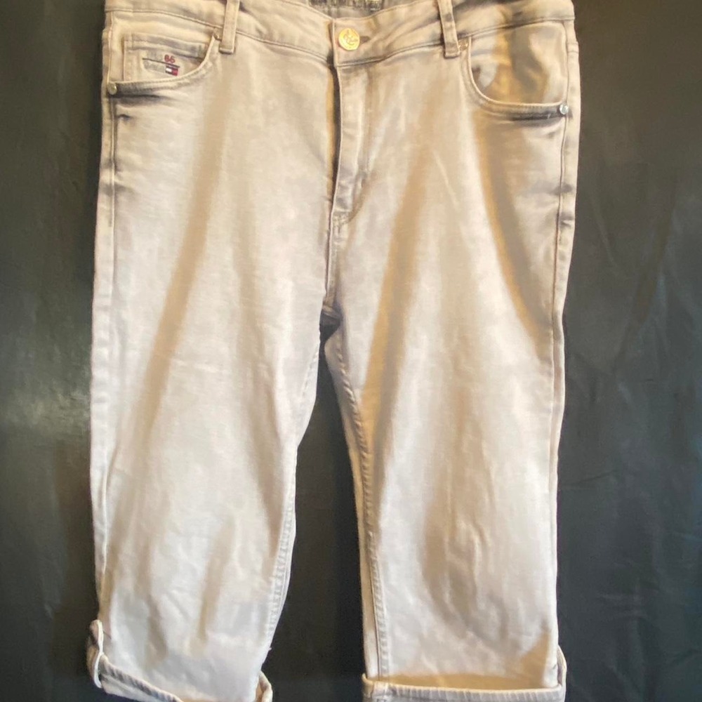 Coastal casual Tommy Hilfiger women's sz 36 cropped jeans.